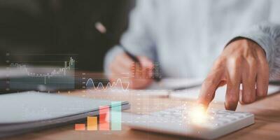 statistisch Analytiker mit Taschenrechner Berechnung und lesen Berichte Grafiken und Diagramme ,statistisch lesen Graph Bericht und Geschäft Statistiken Diagramme ,Analyse und Verbesserung ,Wachstum Graph foto