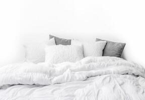 schön Bett im Schlafzimmer mit Matratze und Blätter nicht gereinigt, Durcheinander. ai generiert. foto