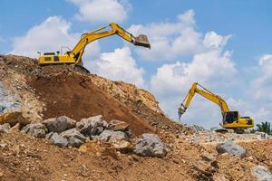 Bagger arbeiten im Freien unter blauem Himmel foto