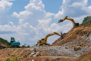 Bagger arbeiten im Freien unter blauem Himmel foto