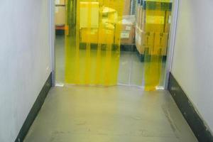 gelber PVC-Streifenvorhang in einer Fabrik