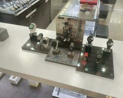 sukoharjo - - kann 29.2023 - - verschiedene Arten von Luxus Uhren sind verkauft im Uhr Geschäfte foto
