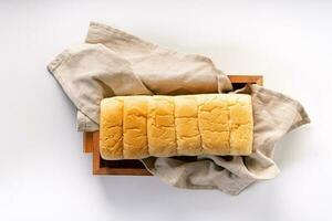 frisch gebacken Brioche Sanft und flauschige Brötchen Weiß Brot oder Milch Brot. isoliert Weiß Hintergrund foto