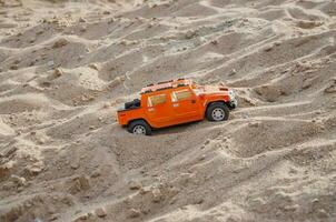 Kinder- Spielzeug Auto auf das Sand, Rallye foto