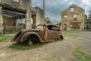 alt rostig Autos links hinter im Oradour-sur-Glane, Frankreich. foto