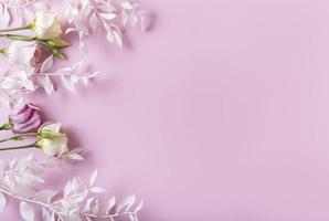 Rahmen der weißen Zweige auf einem rosa Hintergrund foto