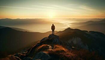 Stehen auf Berg Gipfel, Rucksack silhouettiert gegen Sonnenuntergang generiert durch ai foto