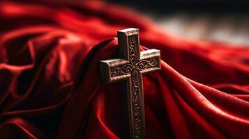 schließen oben Aussicht von hölzern Kreuz mit bedeckt mit rot Schal. Fastenzeit Jahreszeit, heilig Woche und gut Freitag Konzept foto