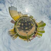 winzig Planet im Blau Himmel mit Wolken im Stadt Center in der Nähe von modern Wolkenkratzer im Wohn Komplex. Transformation von kugelförmig 360 Panorama im abstrakt Antenne Sicht. foto