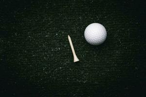 golfball nah oben auf grünem gras auf unscharfer schöner landschaft des golfhintergrundes.konzept internationaler sport, der auf präzisionsfähigkeiten zur gesundheitsentspannung angewiesen ist. foto