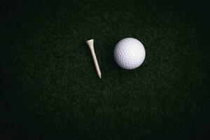 golfball nah oben auf grünem gras auf unscharfer schöner landschaft des golfhintergrundes.konzept internationaler sport, der auf präzisionsfähigkeiten zur gesundheitsentspannung angewiesen ist. foto