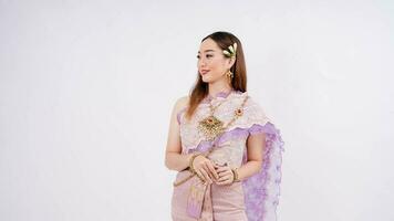 schön Frau mit traditionell thailändisch Kostüm lächelnd isoliert auf Weiß Hintergrund , Thailand traditionell Kultur foto