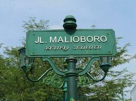 das Straße Name Zeichen von Malioboro, ein berühmt Tourist Ziel im Yogyakarta Indonesien. foto