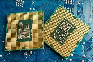cpu, chip der zentralen prozessoreinheit chip auf leiterplatte in der pc- und laptop-computertechnologie. foto