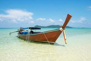 Long-Tail-Holzbootsanker mit Csytal Sea White Sand foto