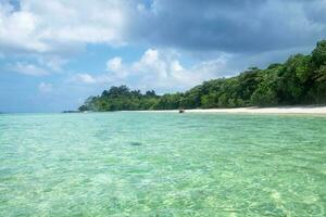 Smaragd klar Meer mit Strand Küste foto