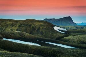 Landschaft von vulkanisch Berg Hügel mit Moos bedeckt im das Sonnenuntergang auf isländisch Hochland im Sommer- beim Island foto