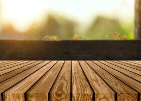 braun hölzern Tischplatte auf verschwommen Ameise Gehen auf Bauholz im Sonnenlicht foto