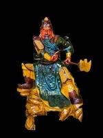 Statue kwnao Guanyu rot Gesicht halten Hellebart, Gott von China foto