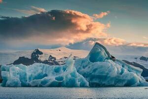 Landschaft von jokulsarlon Gletscher Lagune mit Blau Eisberg schmelzen und Sonnenuntergang Himmel auf Sommer- foto