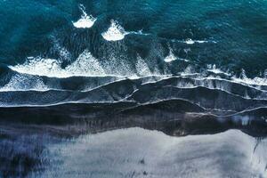 launisch atlantisch Ozean Welle auf schwarz Sand Strand im Sommer- beim Island foto