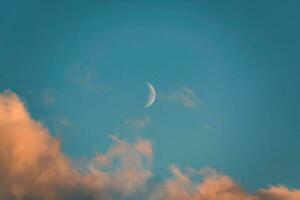 Halbmond Mond glühend und Abend Wolke auf Blau Himmel foto