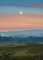 außerirdisch Landschaft von das Mond Über vulkanisch Berg und Gletscher auf Lava Feld im isländisch Hochland auf Sommer- beim Island foto