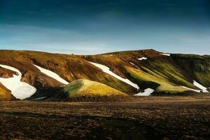 vulkanisch Berg mit Sonnenlicht leuchtenden auf geothermisch Bereich im Sommer- beim Landmannalaugar, isländisch Hochland foto