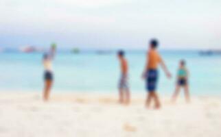 verschwommen Szene freunde spielen Ball auf Strand foto