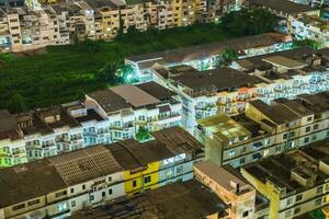 Haus Dorf überfüllt Licht Neon- im Hauptstadt foto