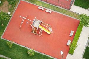 oben Aussicht von leeren bunt Spielplatz beim lokal Park foto