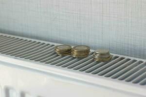 Stapel von Münzen auf Kühler zu speichern auf Energie Rechnung foto