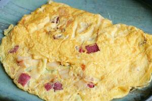 einfach Ei Omelette mit Salami auf Tabelle foto
