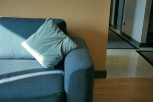 modern Blau Sofa mit Kissen im Leben Zimmer beim Zuhause foto