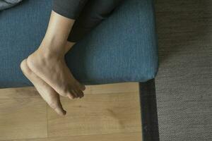 entspannen Frauen Füße Lügen auf Sofa im ein hell Haus foto