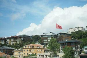 Istanbul Stadt Gebäude und Türkisch Flagge gegen Himmel. foto