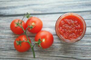 Tomate Einfügen mit reif Tomaten. foto