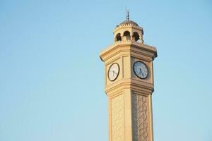 Uhr im ein alt Turm gegen Blau Himmel im Truthahn foto