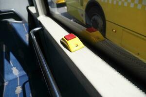 Nahansicht von Bus Glocke Schalter zum halt Innerhalb das Öffentlichkeit Bus foto