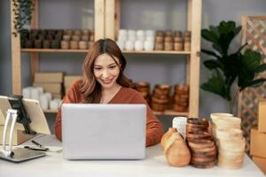 Vase Marke Inhaber Prozesse online Aufträge. Antwort zu Kunde Anfragen und Sorgen Über Produkte und Sendung zu erhöhen, ansteigen lange Begriff Loyalität und Zufriedenheit. Routine Arbeit von e Handel Unternehmer foto