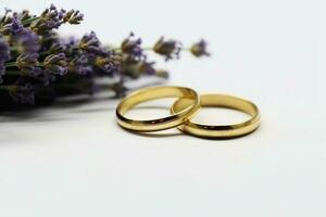 klein Lavendel Blumen und zwei Hochzeit Ringe. ai generativ foto