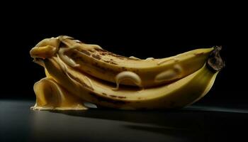 reif Banane Scheibe, ein Süss und gesund Snack auf schwarz Hintergrund generiert durch ai foto