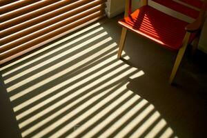 gestreift Schatten Besetzung durch Jalousie auf ein sonnendurchflutet Büro Boden. ai generativ foto