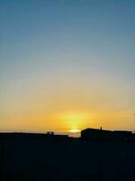 makellos Sonnenaufgang Aussicht mit ein still Ambiente foto