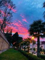 düster Stadtbild auf ein wolkig Abend foto