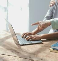 umarmt reifen Paar Surfen das Internet auf Laptop beim Zuhause foto