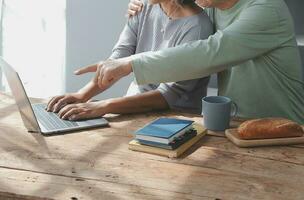 glücklich reifen Paar mit Laptop beim Zuhause foto