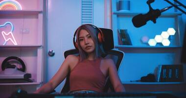 asiatisch jung Esport Frau Spieler gelangweilt und verärgert abspielen online Spiel auf pc foto