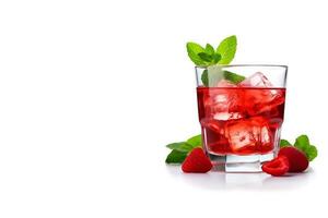 frisch Erdbeere Cocktail. frisch Sommer- Cocktail mit Erdbeere und Eis Würfel. Glas von Erdbeere Limonade trinken auf ein Weiß Hintergrund mit Kopieren Raum. generieren ai foto