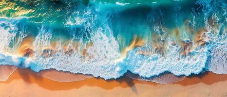 Erfassung das atemberaubend Sicht von abstürzen Wellen auf das Küste mit ein Overhead Foto. tauchen du selber im das Schönheit von tropisch Strand Surfen und hingeben im das abstrakt Antenne Aussicht von das Ozean. foto